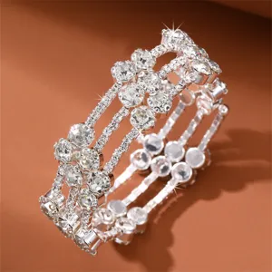 Nahaufnahme des mehrschichtigen Strass-Armreifs, funkelnder Kristall-Modeschmuck.