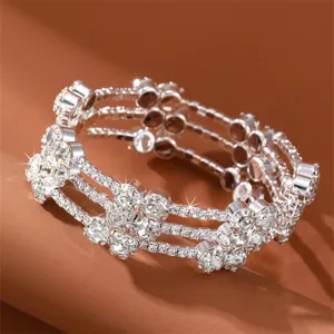 Nahaufnahme des mehrlagigen Strass-Armreifs, glänzende Kristall-Krallenkette, elegantes Schmuckdetail.