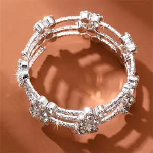 Nahaufnahme des mehrschichtigen Strass-Offenarmbands mit funkelnder Kristallkrallenkette.