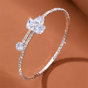 Detailansicht eines funkelnden mehrlagigen Strass-Armreifs mit wunderschönen Kristallen.