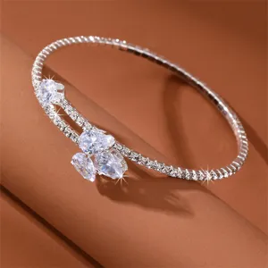 Nahaufnahme der funkelnden Strass-offenen mehrschichtigen Krallenketten-Armband-Details.