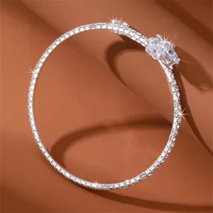 Detailaufnahme des silbernen Strass-Klauenketten-Armbands mit funkelnder Kristallblume.