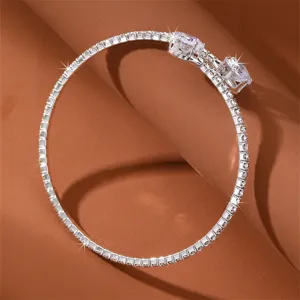 Elegantes silberfarbenes Strass-Armband mit offener Manschette und funkelnden Doppelsteinen.