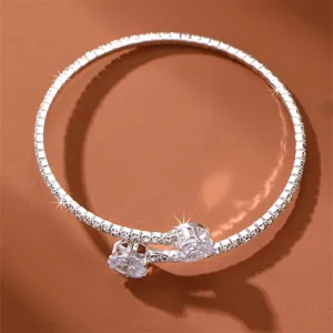 Nahaufnahme eines silbernen Strass-Armreifs mit funkelnden Zirkoniasteinen im Detail.
