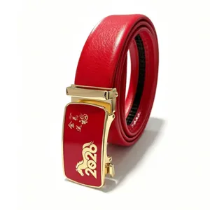 Cintura da uomo in pelle rossa con fibbia automatica dorata, design cavallo 2026.