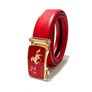 Cintura in pelle rossa da uomo con fibbia automatica cavallo zodiacale vista principale