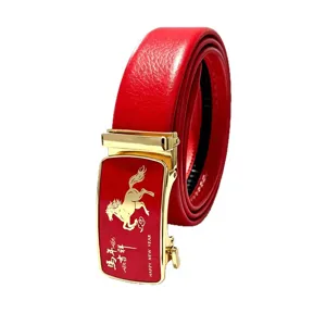 Cintura in pelle rossa da uomo con fibbia automatica dorata, motivo cavallo zodiacale.