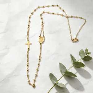 Collier chapelet doré avec pendentif croix, bijou de mode en acier inoxydable détail.