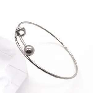 Edelstahl verstellbarer offener Armreif mit Perle Anhänger, minimalistisches Drahtdesign.