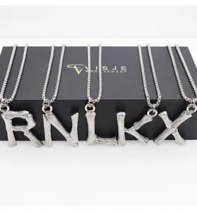 Collier pendentif lettre hip-hop en acier inoxydable avec chaîne à perles, détail alphabet texturé.