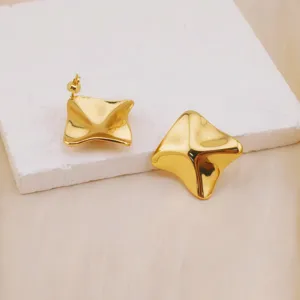 Chic orecchini a lobo geometrici dorati irregolari, elegante gioiello minimalista moderno.
