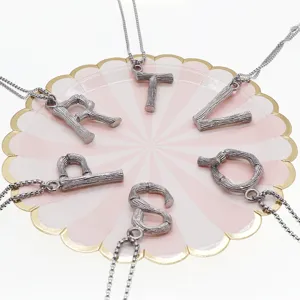 Collier pendentif lettre en acier inoxydable hip-hop avec design en grain de bois créatif