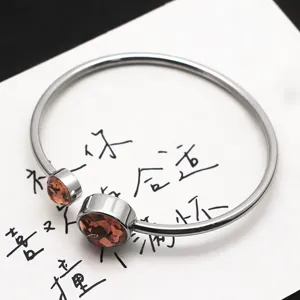 Elegante pulsera abierta con piedras de cristal brillantes, joyería minimalista elegante para mujeres.