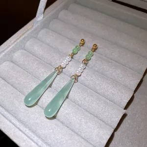 Eleganti orecchini pendenti a goccia verdi con perle e finitura color oro per donne.