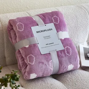 Detailweergave van zachte paarse microplush flanellen deken met wolkpatroon en verpakking