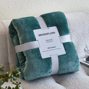 Detail van een opgerolde groenblauwe flanellen deken met 100% polyester productkaart