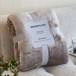 Close-up van een gevouwen taupe microplush flanellen deken in lintverpakking