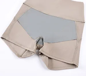 Vista dettagliata dei pantaloncini da yoga a vita alta, con tessuto elastico e fodera.