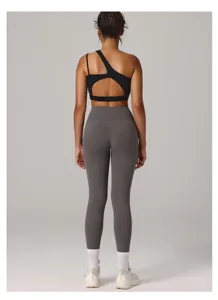 Vista posteriore dettagliata del reggiseno sportivo asimmetrico e dei leggings da yoga a vita alta.