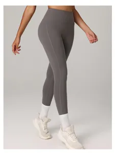 Vista ravvicinata dei leggings da yoga grigi a vita alta con vestibilita senza cuciture e tessuto.