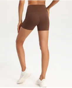 Primo piano dettagliato di pantaloncini da yoga marroni a vita alta con cuciture posteriori.