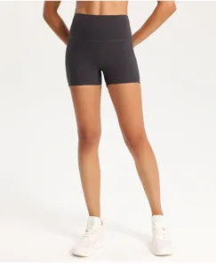 Pantaloncini da yoga a vita alta grigio scuro in dettaglio, perfetti per il fitness.