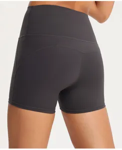 Vista dettagliata di pantaloncini da yoga a vita alta push-up in grigio scuro, vista posteriore.