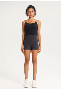 Vestibilità a vita alta e dettagli in tessuto elastico esaltano il comfort e lo stile.