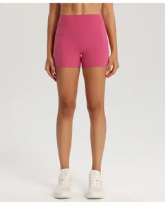 Pantaloncini da yoga fitness rosa a vita alta nel dettaglio, sportivi elastici.