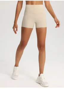Dettaglio pantaloncini da yoga a vita alta senza cuciture, abbigliamento sportivo beige.