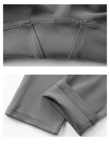 Vista dettagliata di pantaloni da yoga sportivi grigi da donna con cuciture fini e tessuto.