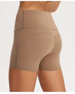 Dettaglio pantaloncini da yoga a vita alta con cuciture posteriori e vestibilità elastica.