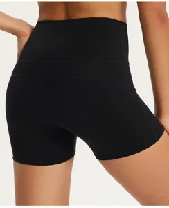 Dettaglio dei pantaloncini yoga vita alta con effetto push-up e tessuto sportivo elasticizzato.