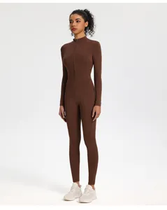 Brauner Langarm Yoga Jumpsuit mit Frontreißverschluss Detailansicht, elastischer Fitness Body.