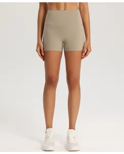 Vista dettagliata dei pantaloncini da yoga a vita alta, tessuto elasticizzato, per fitness.