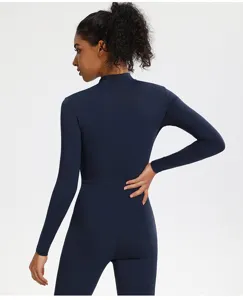 Rückansicht Detail des dunkelblauen langärmeligen einteiligen Damen Yoga-Jumpsuits.