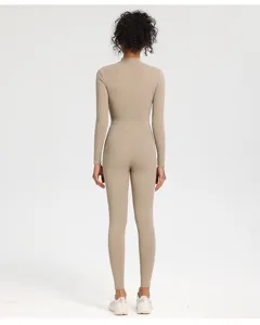 Rückansicht Detail des Damen langärmligen Thermo Sportanzugs in einfarbigem Khaki.