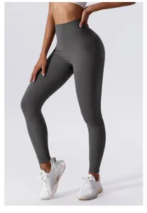 Detalle de leggings de yoga de talle alto sin costuras, pantalón de fitness gris elástico.