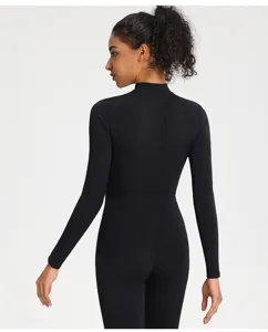 Schwarzer Langarm Thermo Yoga Jumpsuit für Damen, gefütterter Fitness Bodysuit für Sport.