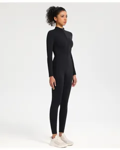 Detailansicht des schwarzen Langarm-Yoga-Overalls mit Reißverschluss, enger Passform und Stoff.