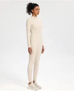 Seitenansicht Detail des beigen thermischen Fleece gefütterten Jumpsuits für Yoga Fitness.