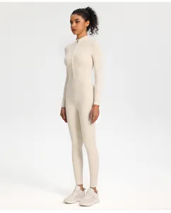 Beige langarm Reißverschluss einteiliger Yoga Jumpsuit Damen, figurbetont Sportbekleidung.