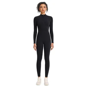 Schwarzer langärmliger Yoga Jumpsuit mit Reißverschluss für Damen, figurbetonter Sportanzug.