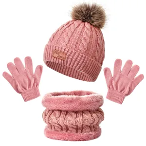 Conjunto de gorro bufanda y guantes rosa de invierno para niños, vista detalle con pompón.