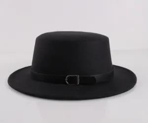 Vista dettagliata del cappello piatto in feltro nero con cinturino in pelle e fibbia.
