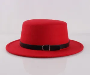 Cappello in feltro rosso con corona piatta e cintura in pelle nera, elegante copricapo.