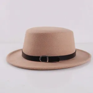 Cappello piatto classico in lana con cintura in pelle nera e fibbia per autunno.