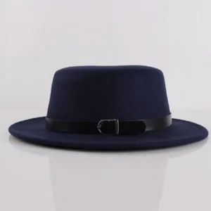 Dettaglio del cappello piatto in feltro di lana vintage con cintura in pelle nera e fibbia.