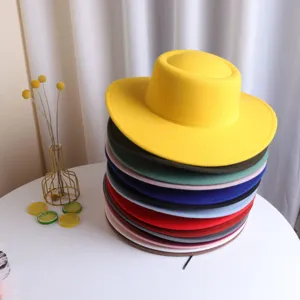 Sombreros fedora de fieltro de lana multicolores apilados, diseño de cúpula retro clásico.