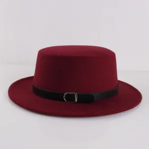 Classico cappello in feltro rosso piatto con cintura in ecopelle nera e fibbia.